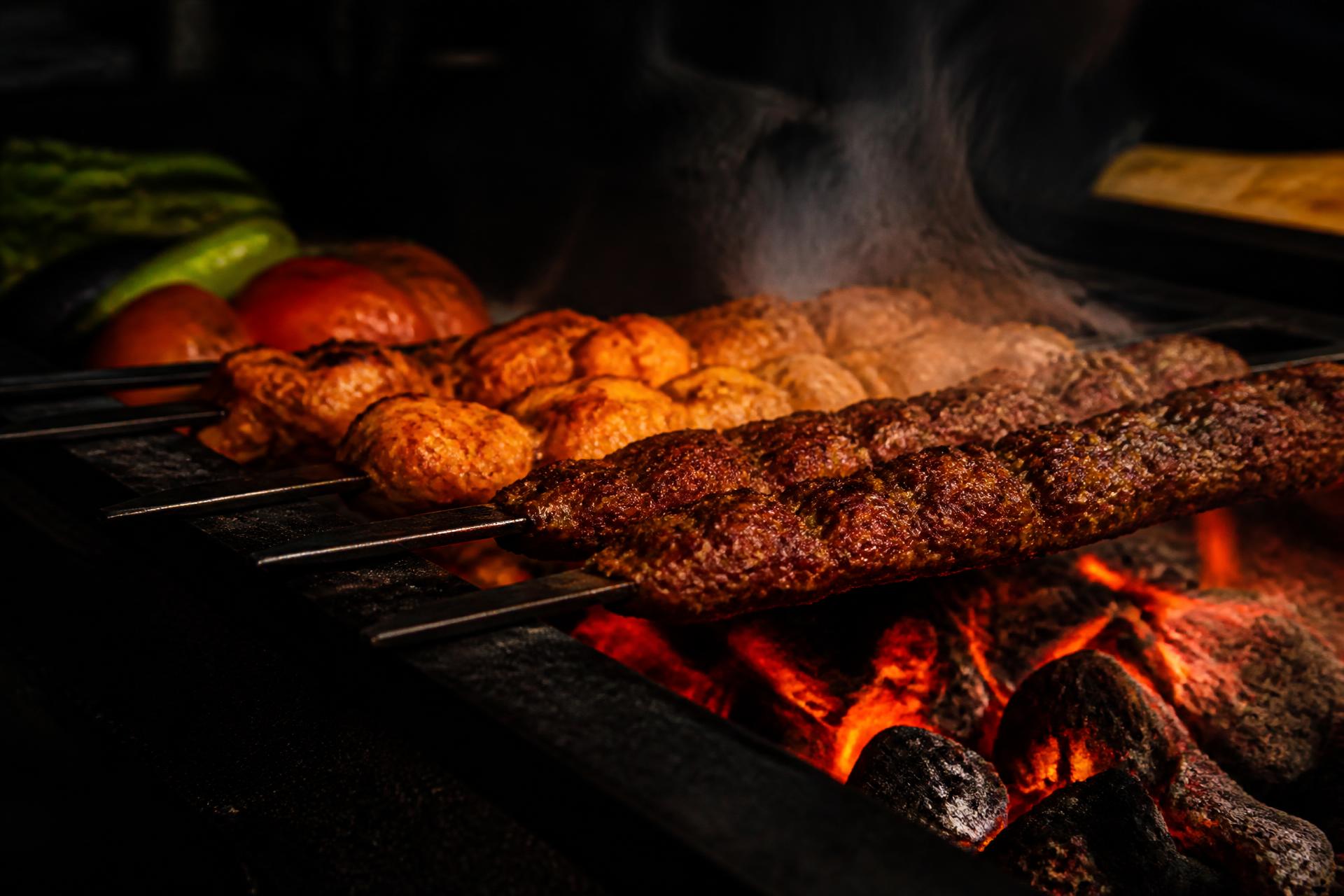 Fleischspieße auf glühender Holzkohle im Grill von Harput Köz